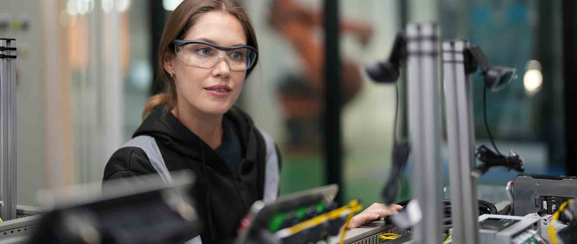 hjc黄金城官网精彩亮相IOTE 2024：探究技术融合，展望智慧未来